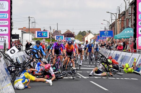 Гонщики разбиваются во время первого этапа велогонки в Анише, Франция. - Sputnik Азербайджан