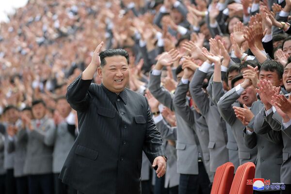 Лидер Северной Кореи Ким Чен Ын во время военного парада в Пхеньяне. - Sputnik Азербайджан