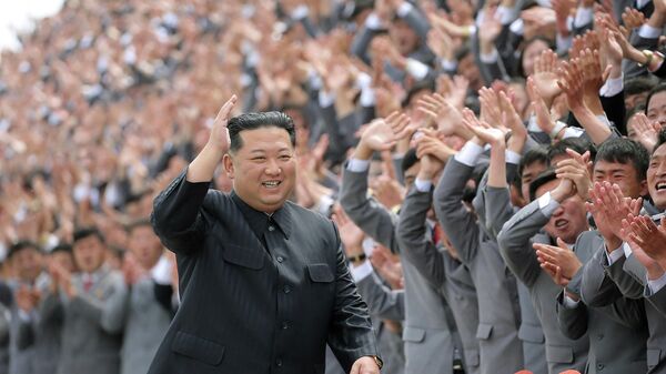 Лидер Северной Кореи Ким Чен Ын во время военного парада в Пхеньяне - Sputnik Азербайджан