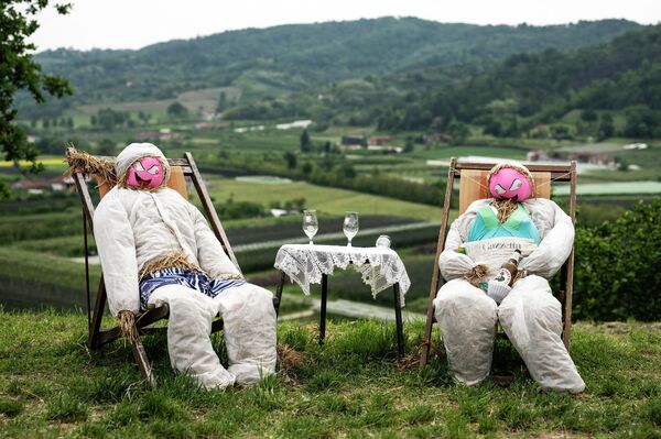 Два пугала в креслах во время ежегодной &quot;Ярмарки пугал&quot; в северной итальянской деревне Кастеллар. - Sputnik Азербайджан