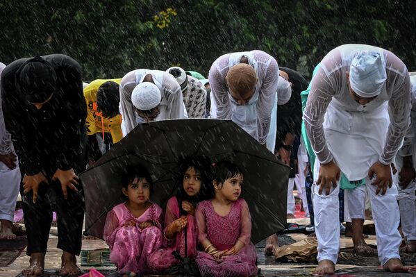 Верующие-мусульмане совершают специальные утренние молитвы в Калькутте, Индия. - Sputnik Азербайджан