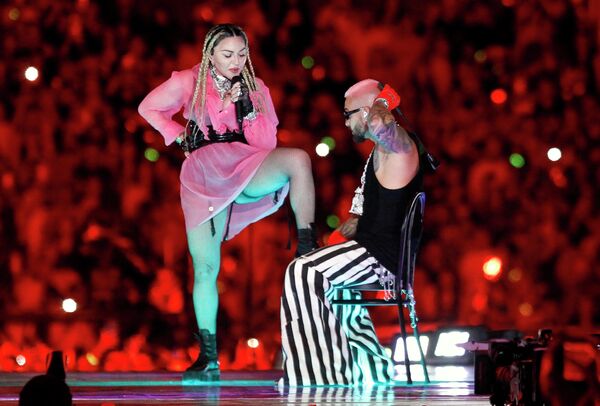 Колумбийский певец Малума выступает на сцене вместе с Мадонной во время своего концерта в Медельине, Колумбия. - Sputnik Азербайджан
