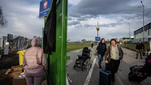 Люди проходят польско-украинскую границу через контрольно-пропускной пункт Медыка, фото из архива
 - Sputnik Азербайджан