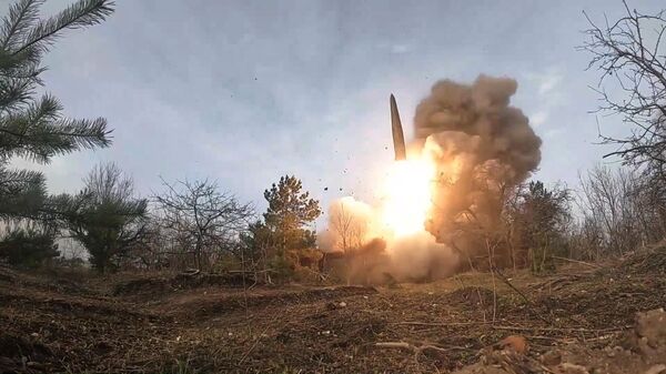 Нанесение удара Искандером по украинским складам с боеприпасами и вооружением - Sputnik Азербайджан