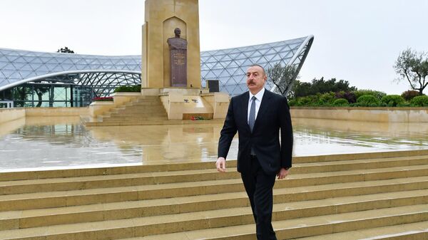 Президент Ильхам Алиев посетил могилу дважды Героя Советского Союза Ази Асланова - Sputnik Азербайджан