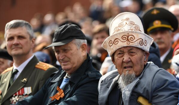 Зрители на военном параде в честь 77-й годовщины Победы в ВОВ. - Sputnik Азербайджан