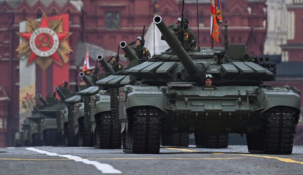 Танки Т-72Б3М на военном параде в Москве. - Sputnik Азербайджан