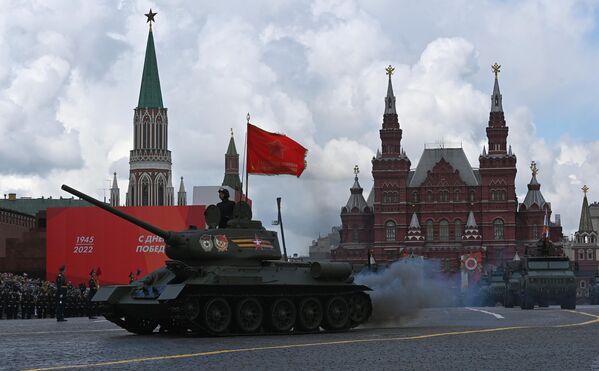 Танк Т-34-85 на военном параде, посвящённом 77-й годовщине Победы в ВОВ на Красной площади в Москве - Sputnik Азербайджан