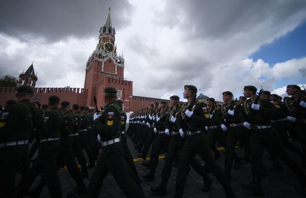 Военнослужащие парадных расчетов на военном параде. - Sputnik Азербайджан