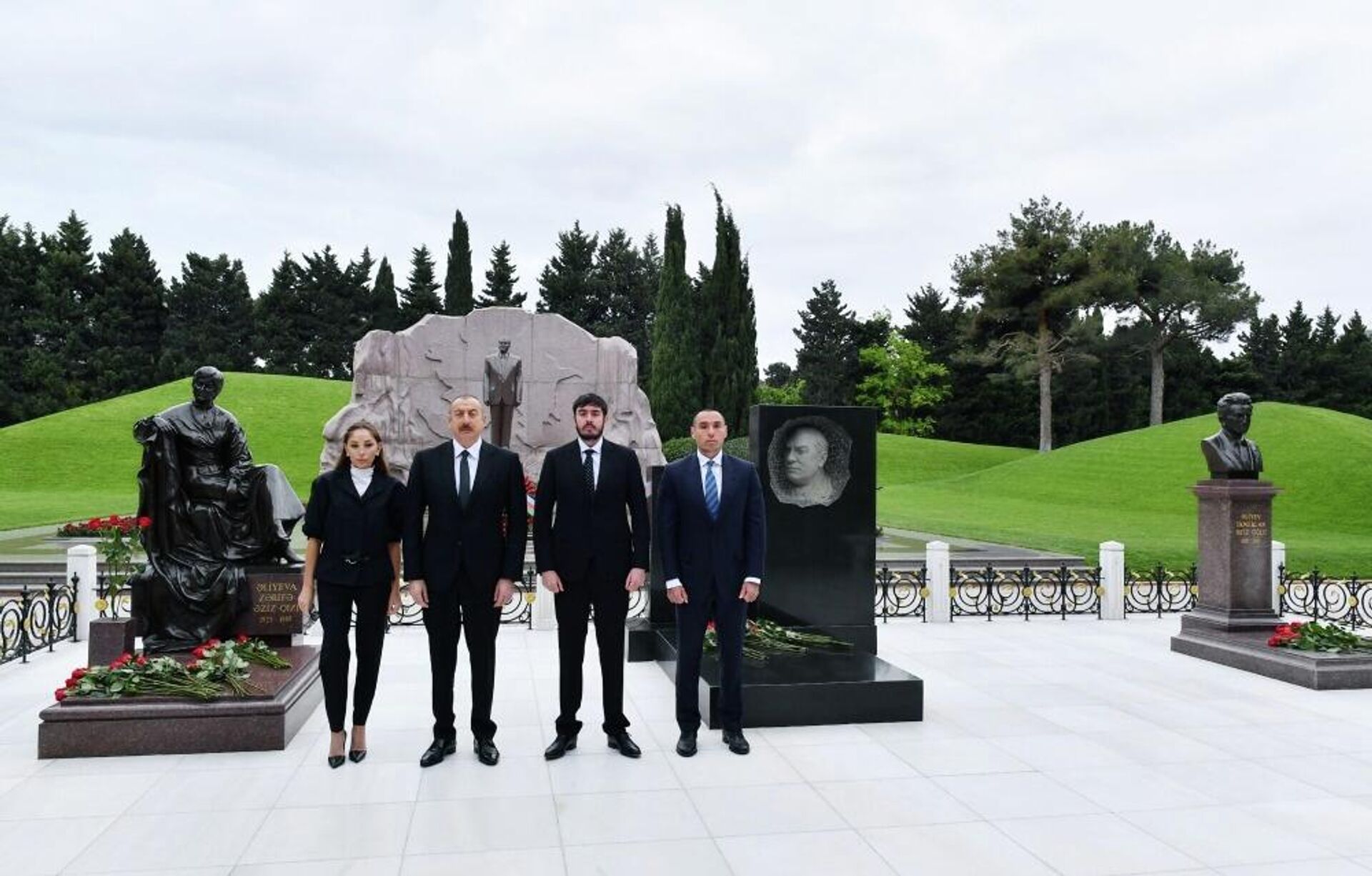 резидент Азербайджанской Республики Ильхам Алиев, первая леди Мехрибан Алиева и члены их семьи посетили могилу великого лидера Гейдара Алиева на Аллее почетного захоронения - Sputnik Azərbaycan, 1920, 10.05.2022