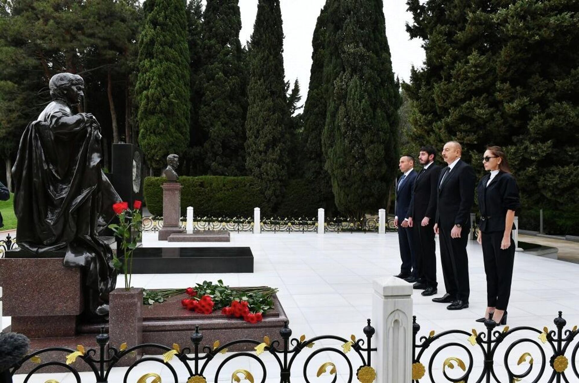 Президент Азербайджанской Республики Ильхам Алиев, первая леди Мехрибан Алиева и члены их семьи посетили могилу великого лидера Гейдара Алиева на Аллее почетного захоронения - Sputnik Азербайджан, 1920, 10.05.2022