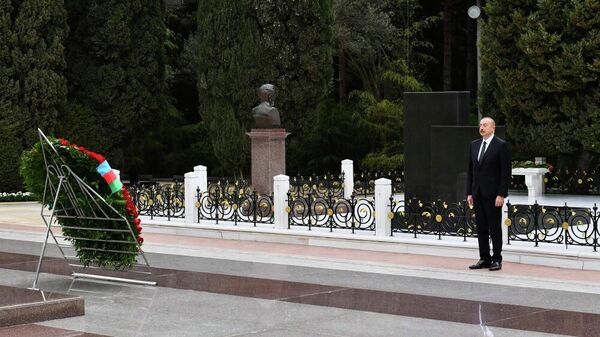 Президент Азербайджанской Республики Ильхам Алиев, первая леди Мехрибан Алиева и члены их семьи посетили могилу великого лидера Гейдара Алиева на Аллее почетного захоронения - Sputnik Азербайджан