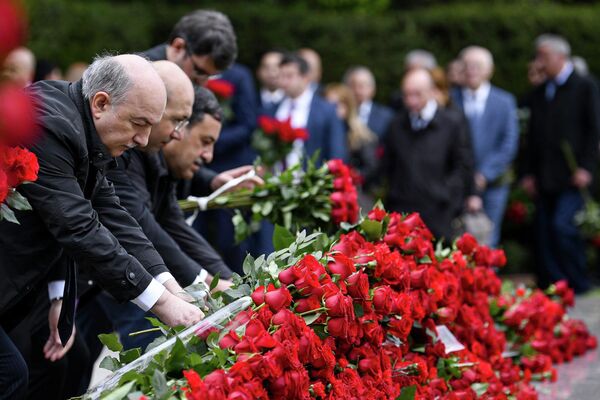 Азербайджанский народ чтит память общенационального лидера Гейдара Алиева. - Sputnik Азербайджан