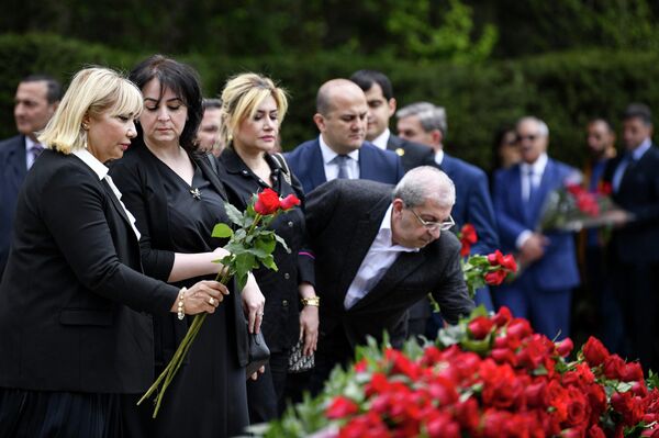 Тысячи людей приходят в Аллею почетного захоронения, чтобы возложить цветы и венки к могиле общенационального лидера Гейдара Алиева. - Sputnik Азербайджан