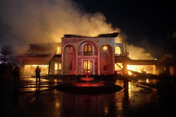 В районе Коронадо-Пуэнт сгорел особняк стоимостью 10 миллионов долларов. - Sputnik Азербайджан
