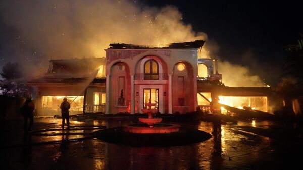 Пожарные тушат строение, горящее во время лесного пожара в Калифорнии - Sputnik Азербайджан