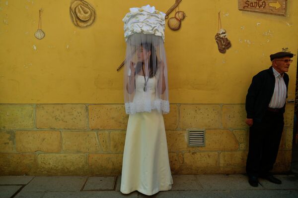 Девушки одеваются как невесты во все белое.  - Sputnik Азербайджан
