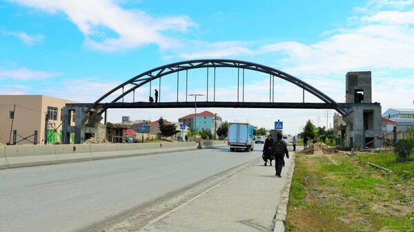 Строительство новых наземных пешеходных переходов - Sputnik Азербайджан