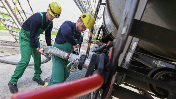 Рабочие готовятся принять жидкую добавку для переработки нефти в Венгрии - Sputnik Азербайджан