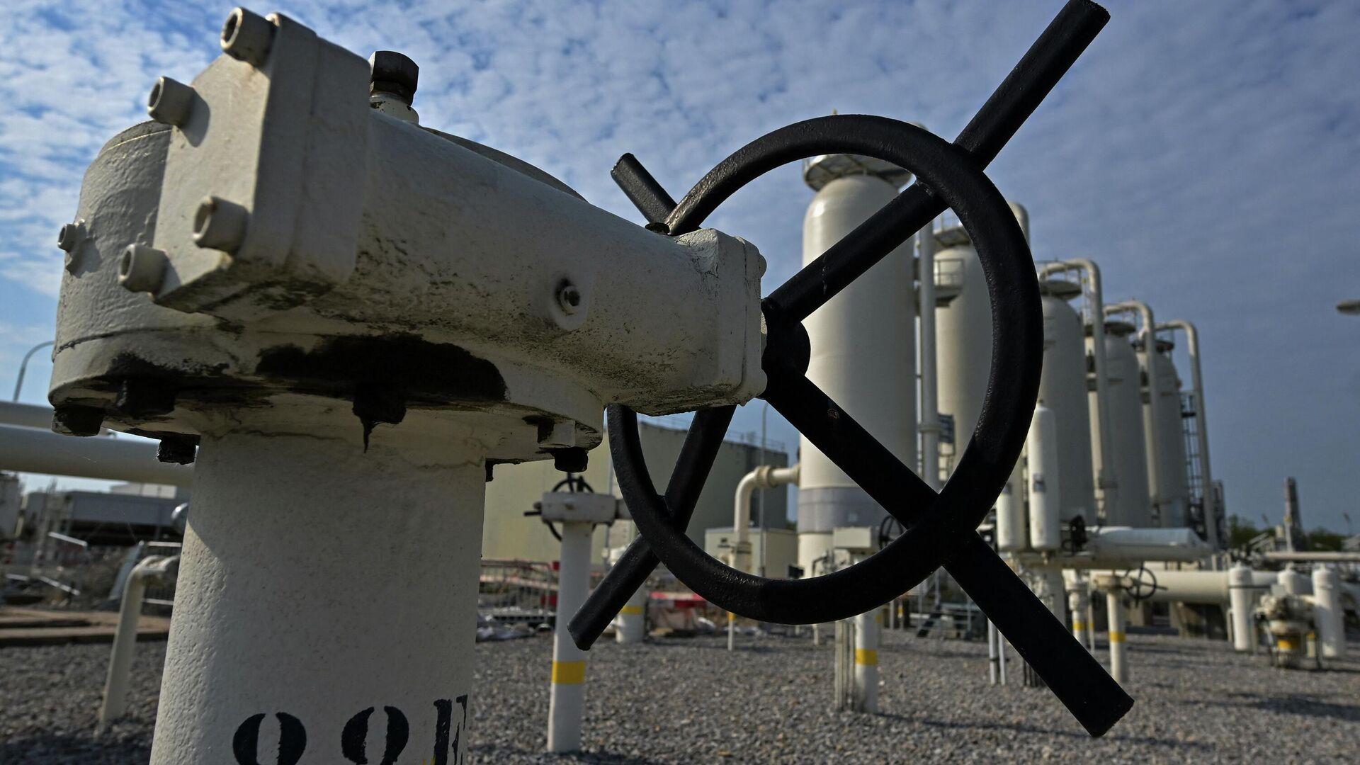 На одном из крупнейших межсетевых газовых узлов в Европе в Баумгартен-ан-дер-Марч, Австрия - Sputnik Азербайджан, 1920, 14.06.2022