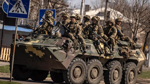 Украинские солдаты сидят в бронетранспортере в городе Северодонецк, Донбасс - Sputnik Azərbaycan