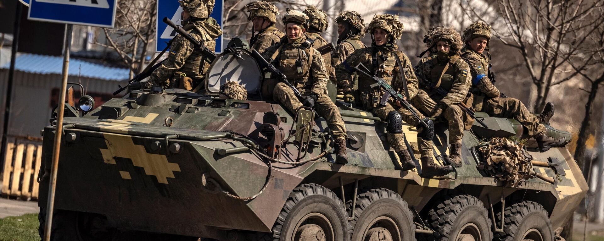 Украинские солдаты сидят в бронетранспортере в городе Северодонецк, Донбасс - Sputnik Azərbaycan, 1920, 06.06.2022