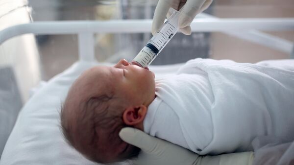 Медицинский работник и новорожденный ребенок в роддоме

 - Sputnik Азербайджан