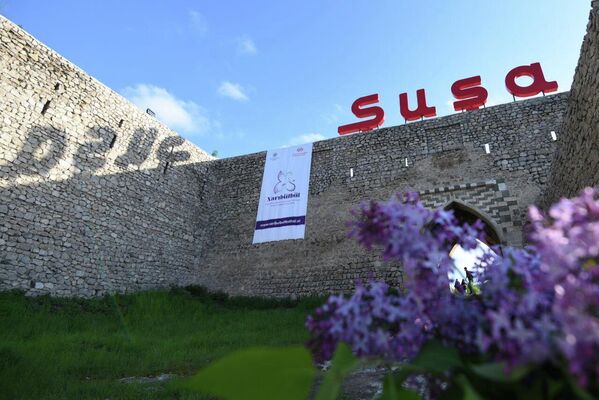 Первый фестиваль &quot;Харыбюльбюль&quot;, названный в честь цветка-символа города Шуша, был проведен в мае 1989 года на Джыдыр-дюзю. - Sputnik Азербайджан