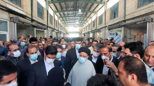 Президент Ирана Эбрагим Раиси (в центре) посещает рынок в столице Тегеране  - Sputnik Азербайджан