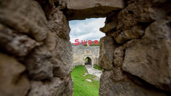 Крепостные стены в городе Шуша - Sputnik Азербайджан