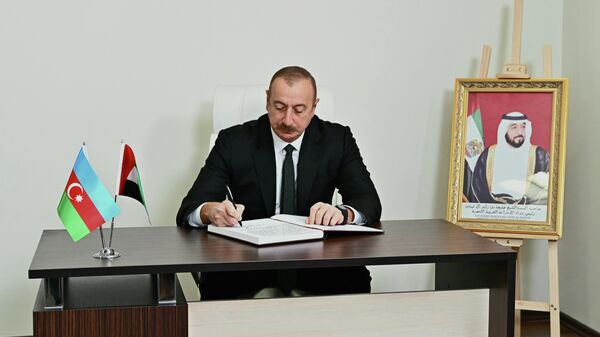 Президент Азербайджана Ильхам Алиев  посетил посольство Объединенных Арабских Эмиратов (ОАЭ) в Баку - Sputnik Азербайджан