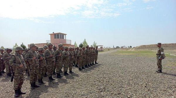 Азербайджанские военнослужащие выполнили упражнения по огневой подготовке - Sputnik Азербайджан