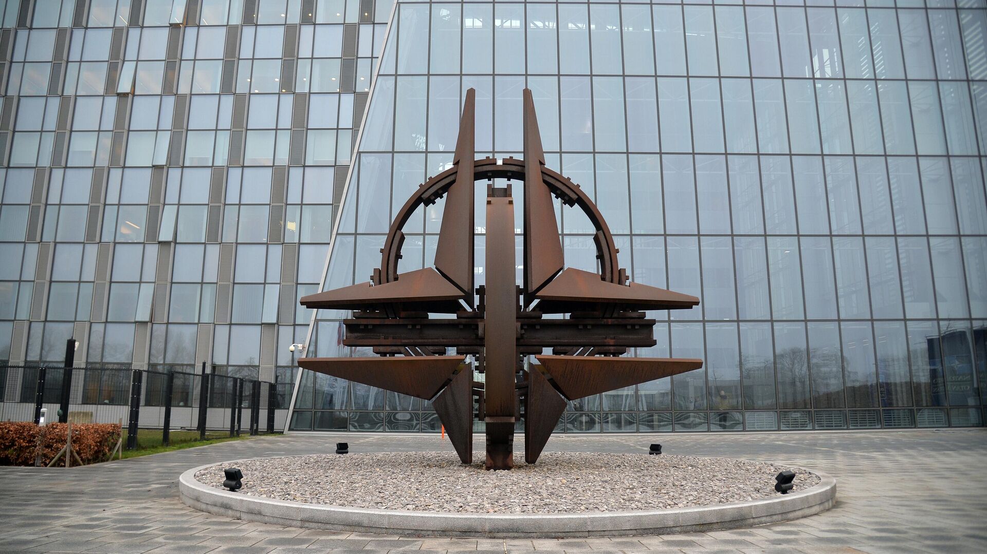 Логотип НАТО перед штаб-квартирой Организации Североатлантического договора (НАТО) в Брюсселе - Sputnik Азербайджан, 1920, 18.01.2023