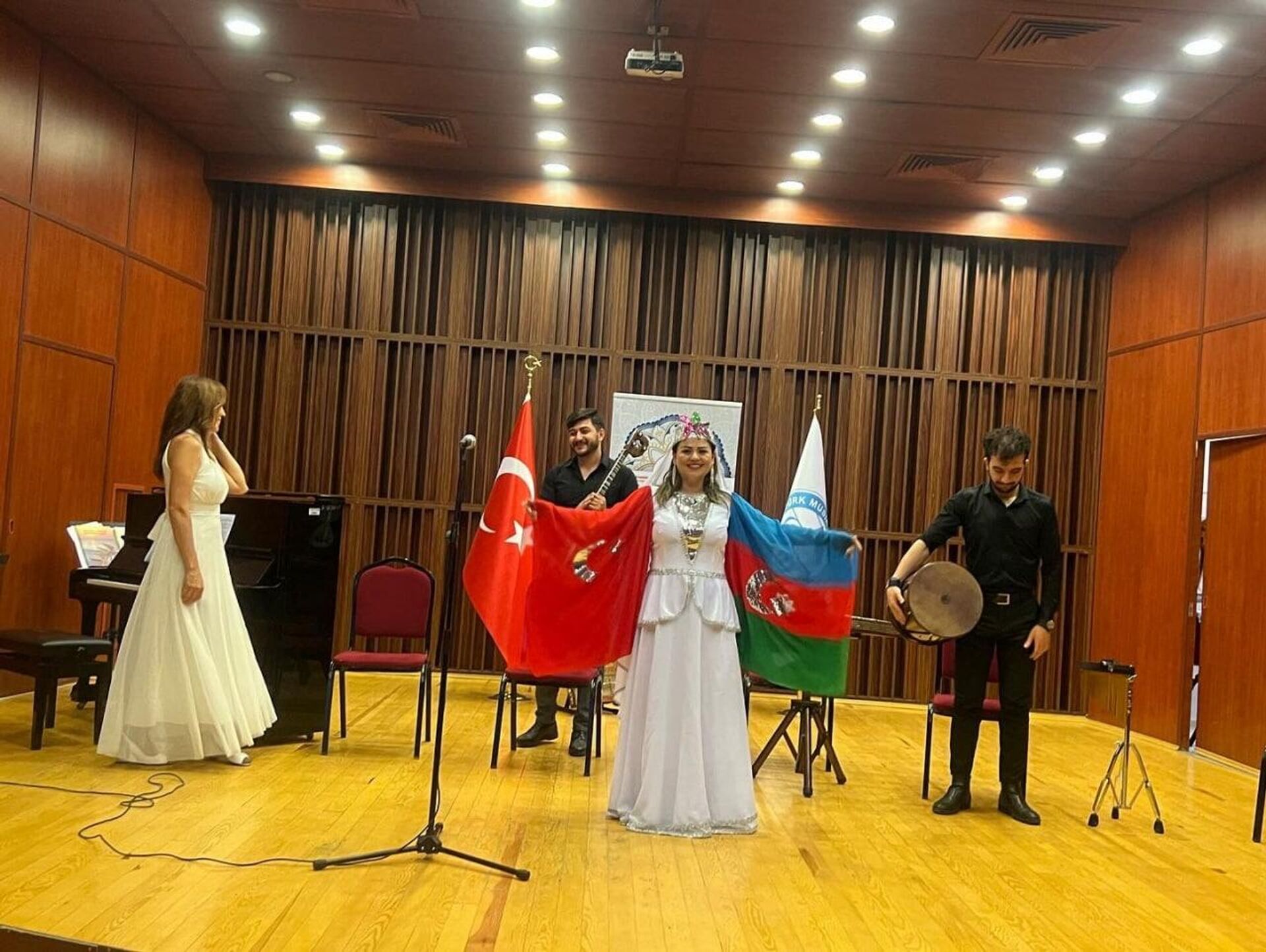 Азербайджанские музыканты, лауреаты республиканских и международных конкурсов выступили в турецком городе Измире - Sputnik Азербайджан, 1920, 18.05.2022