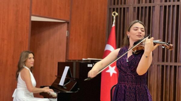 Азербайджанские музыканты, лауреаты республиканских и международных конкурсов выступили в турецком городе Измире - Sputnik Азербайджан