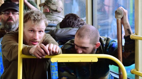 Сдавшиеся в плен украинские военнослужащие и боевики националистического батальона Азов в автобусе, который выехал с территории завода Азовсталь в Мариуполе - Sputnik Азербайджан