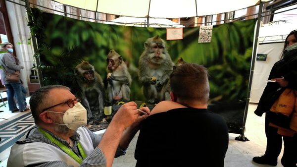 Мальчику вводят вакцину, когда он смотрит на фотографии обезьян - Sputnik Azərbaycan