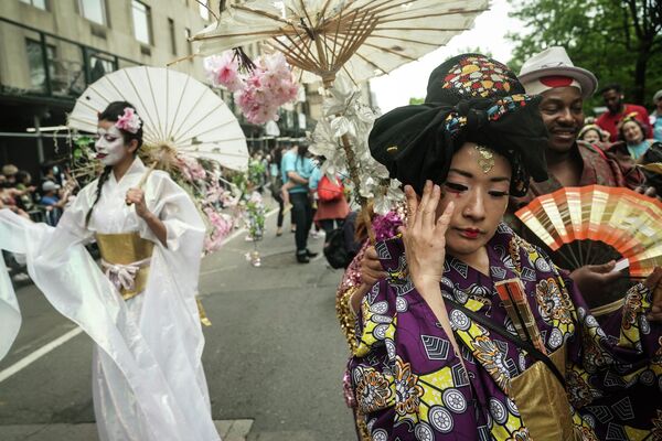 Танцоры из Нью-Йоркской академии кимоно во время парада в честь Дня Японии в Нью-Йорке. - Sputnik Азербайджан