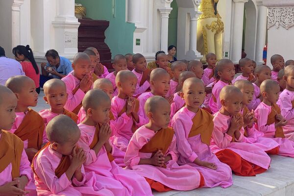 Буддийские монахи молятся День рождения Будды, в Янгоне, Мьянма. - Sputnik Азербайджан