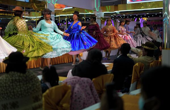 Женщины аймара демонстрируют творения местного дизайнера на показе мод Чолита в Эль-Альто, Боливия. - Sputnik Азербайджан
