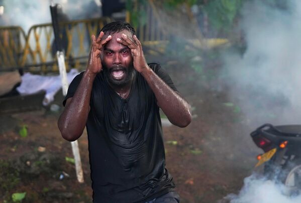Раненый протестующий во время антиправительственной акции протеста в Коломбо, Шри-Ланка. - Sputnik Азербайджан
