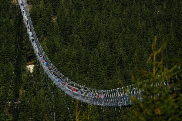 Самый длинный подвесной мост в мире на горном курорте в Долни Морава, Чехия. - Sputnik Азербайджан