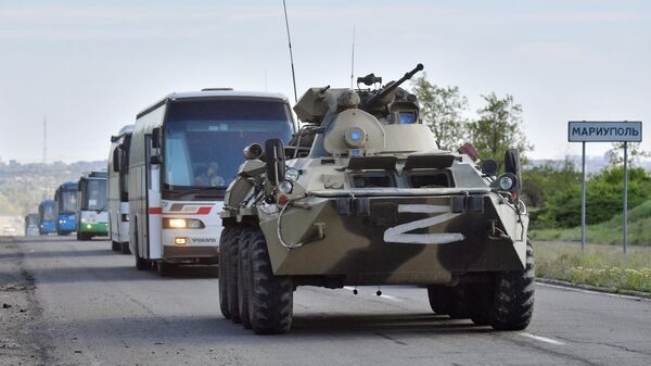 Колонна автобусов со сдавшимися в плен украинскими военнослужащими в Мариуполе - Sputnik Azərbaycan