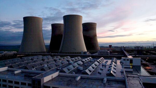 Чешская атомная электростанция Темелин на снимке ближе к вечеру во вторник, 10 октября 2000 года. Ожидается, что первая управляемая реакция деления состоится в среду утром. - Sputnik Азербайджан