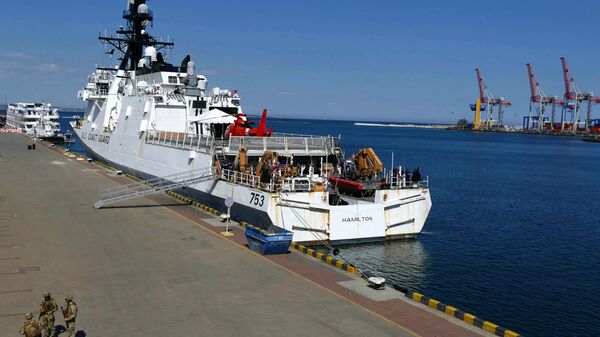 Американский фрегат береговой охраны USCGC Hamilton в порту Одессы - Sputnik Азербайджан
