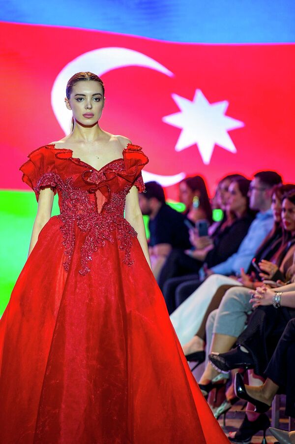 Яркие образы 12-го сезона Azerbaijan Fashion Week. - Sputnik Азербайджан
