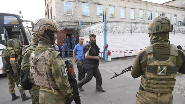 Сдавшихся в плен украинских военных и боевиков доставили в СИЗО в Еленовку - Sputnik Azərbaycan