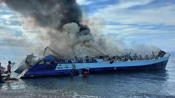 Пожар на судне на Филиппинах, который загорелся недалеко от города Реал, провинция Кесон в Филиппинах, 23 мая 2022 года - Sputnik Азербайджан