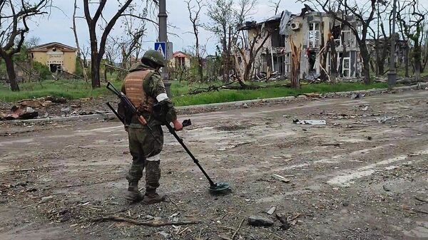 Российские военные уничтожили более ста взрывоопасных предметов на “Азовстали” - Sputnik Азербайджан