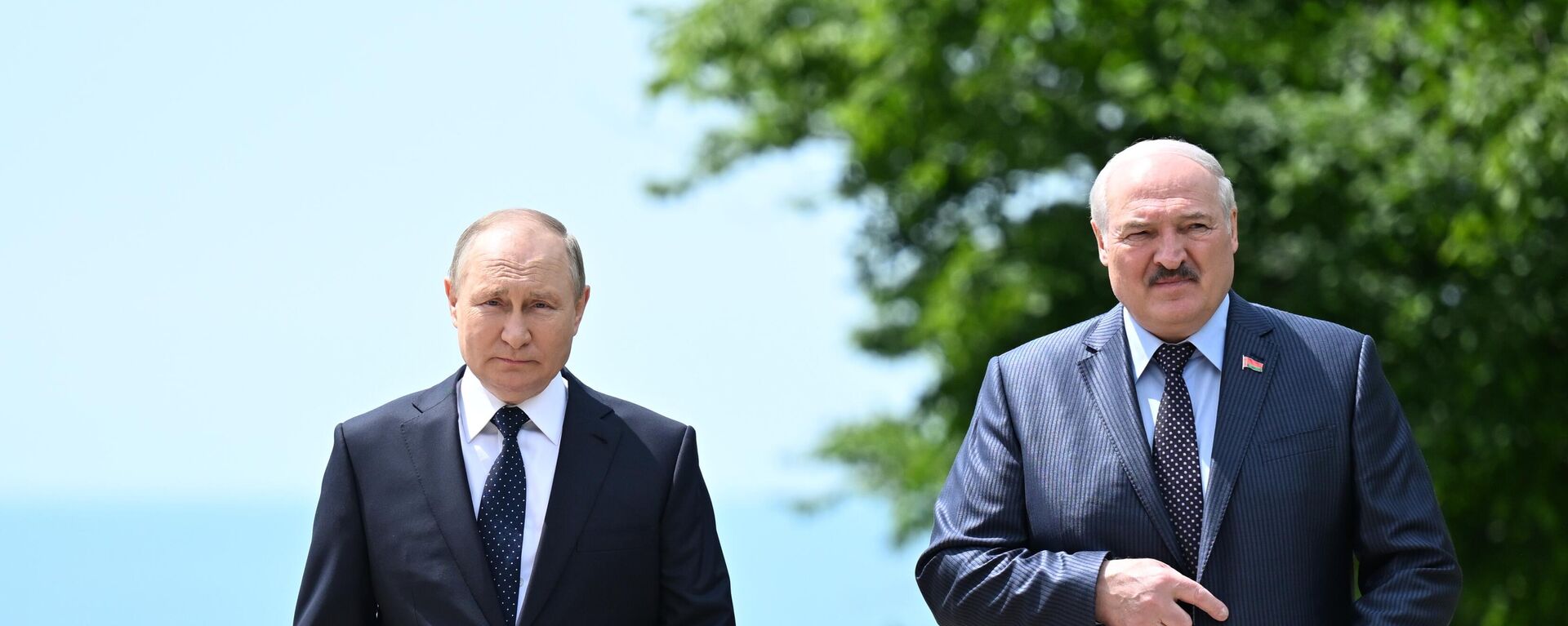 Rusiya prezidenti Vladimir Putin və Belarus prezidenti Aleksandr Lukaşenko (sağda) görüşüb - Sputnik Azərbaycan, 1920, 10.10.2022